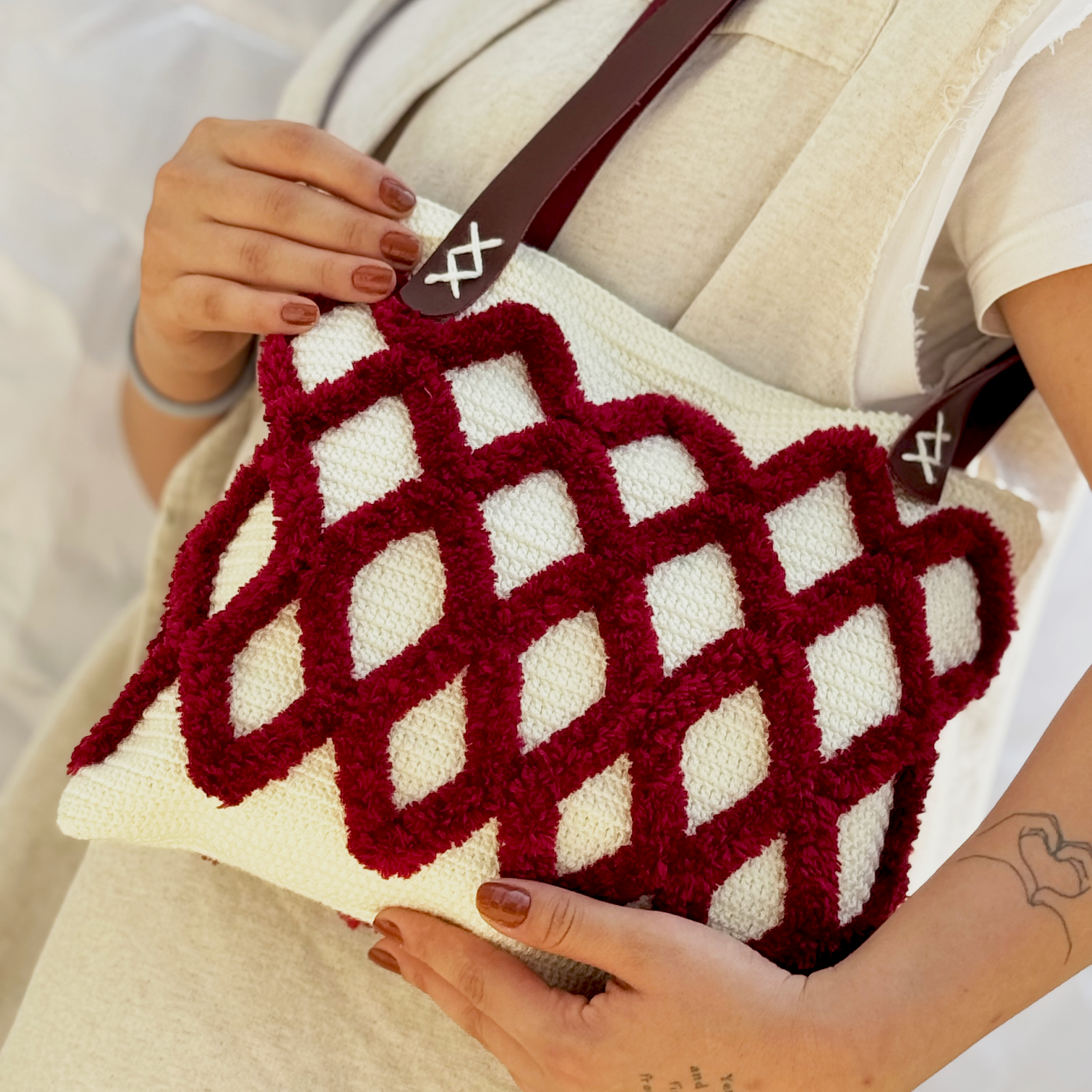 Özel Tasarım Kabartmalı Örgü Omuz Çantası | Deri Saplı El Yapımı Tote Bag