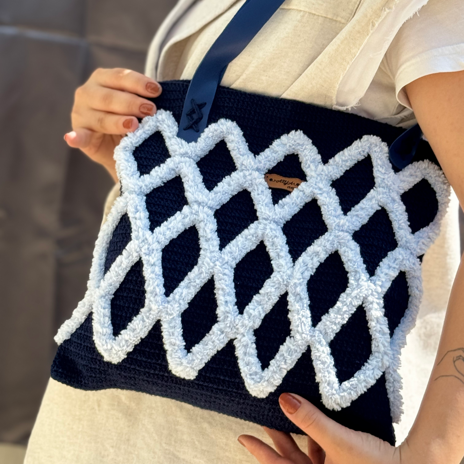 Özel Tasarım Kabartmalı Örgü Omuz Çantası | Deri Saplı El Yapımı Tote Bag