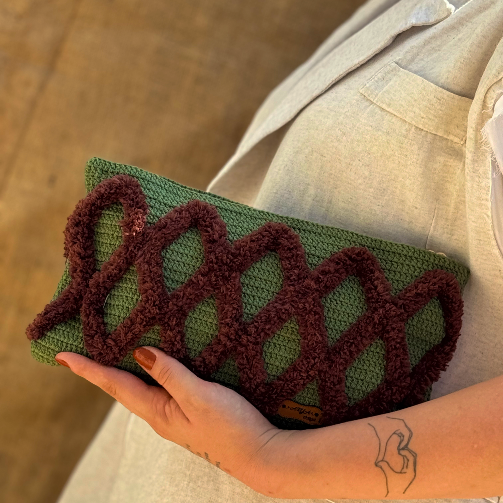 El Yapımı 3D Kabartmalı Dalga Desenli Örgü Portföy & Makyaj Çantası