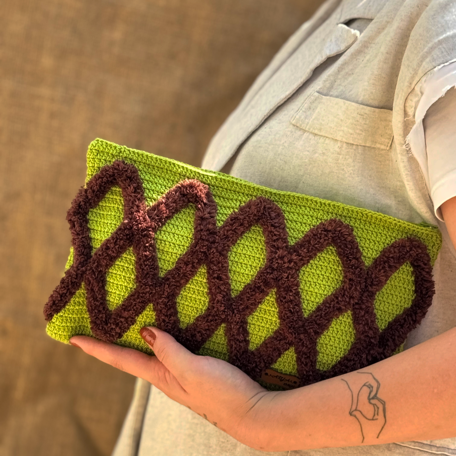 El Yapımı 3D Kabartmalı Dalga Desenli Örgü Portföy & Makyaj Çantası