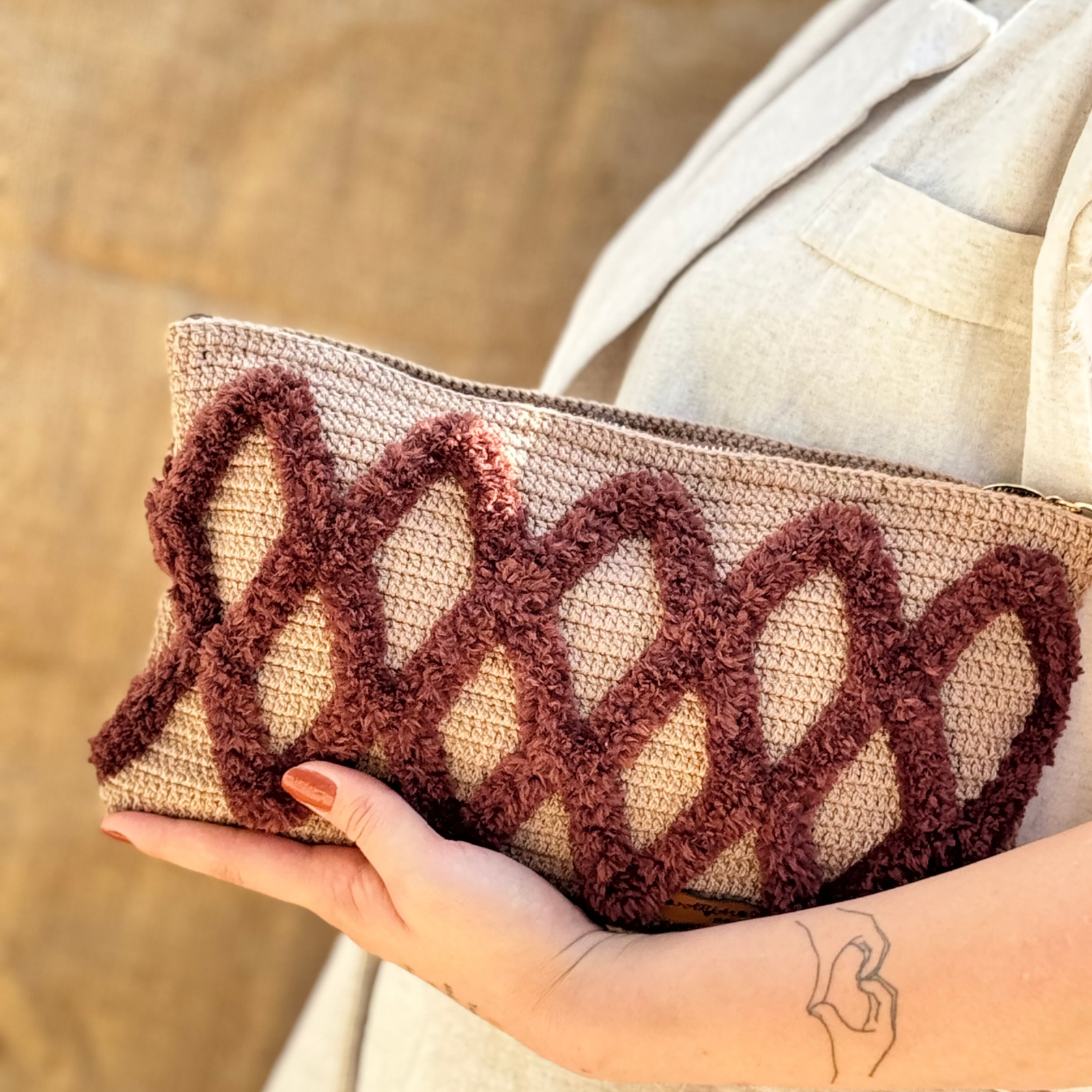 El Yapımı 3D Kabartmalı Dalga Desenli Örgü Portföy & Makyaj Çantası