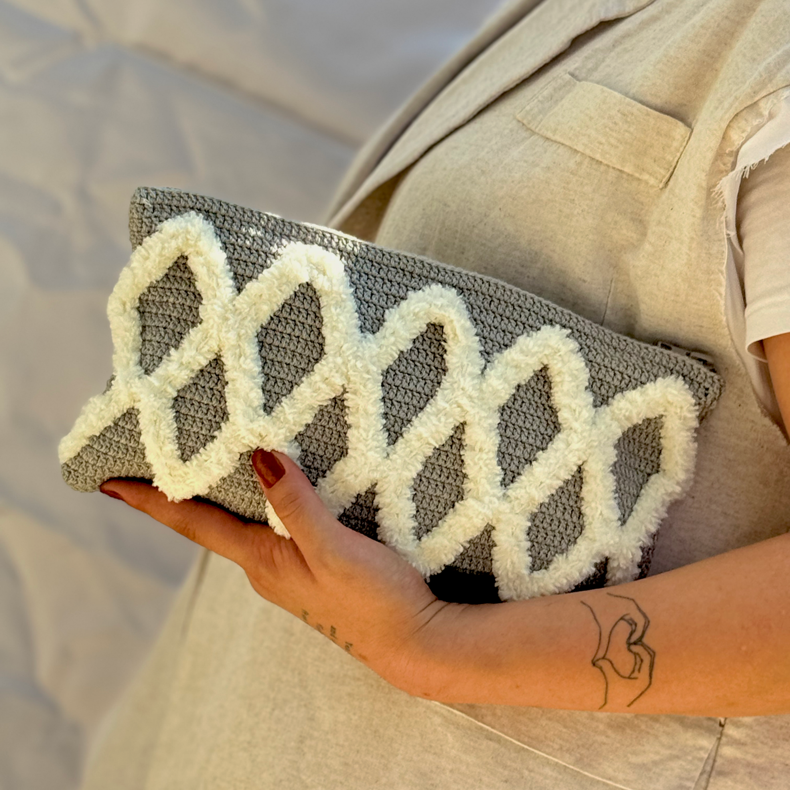 El Yapımı 3D Kabartmalı Dalga Desenli Örgü Portföy & Makyaj Çantası